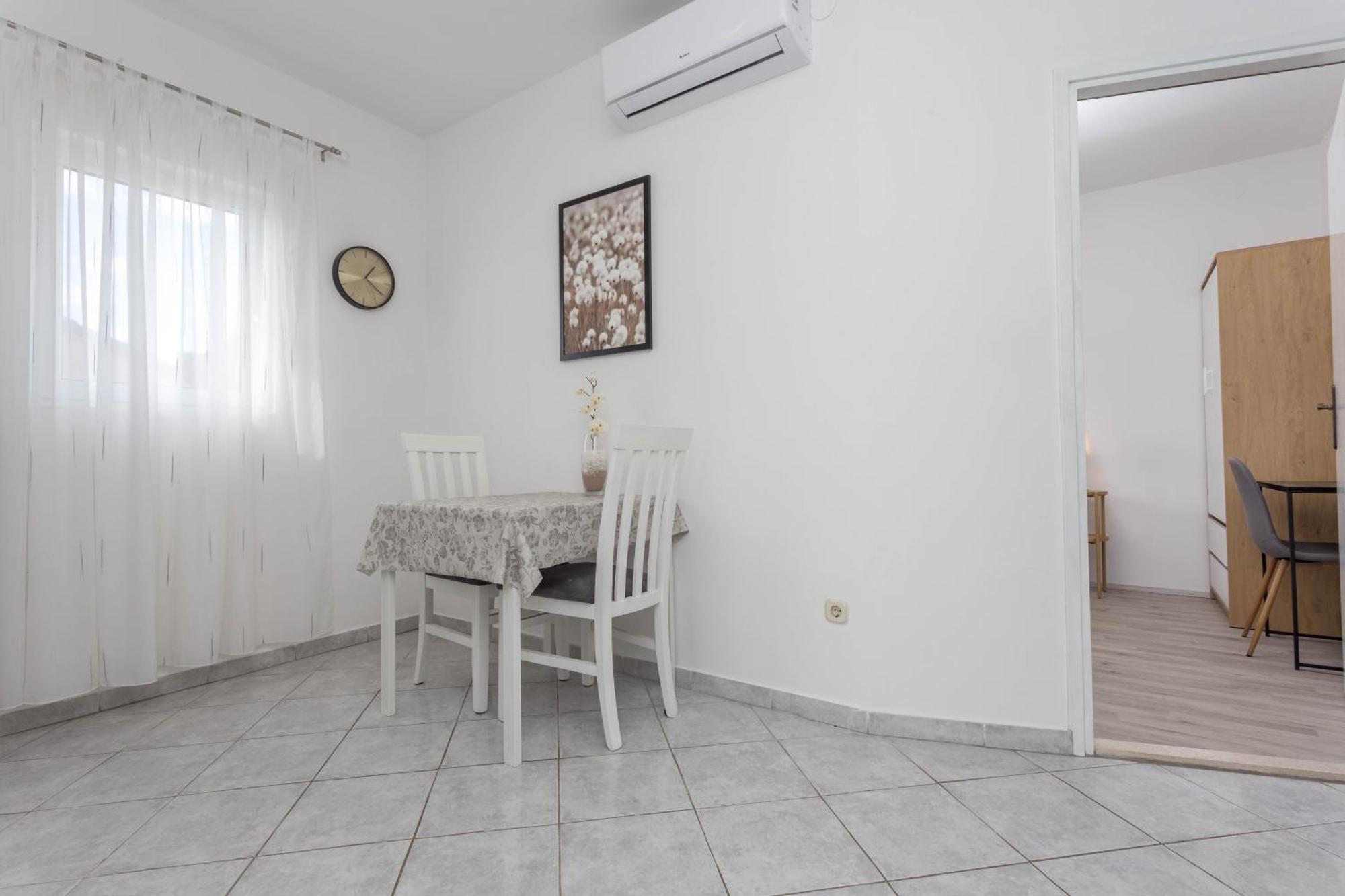 Apartments Anita ฮวาร์ ภายนอก รูปภาพ