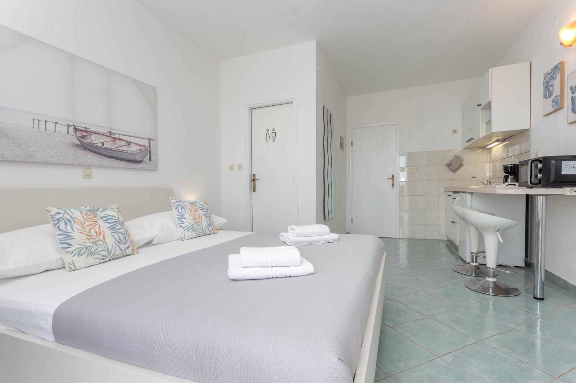 Apartments Anita ฮวาร์ ภายนอก รูปภาพ